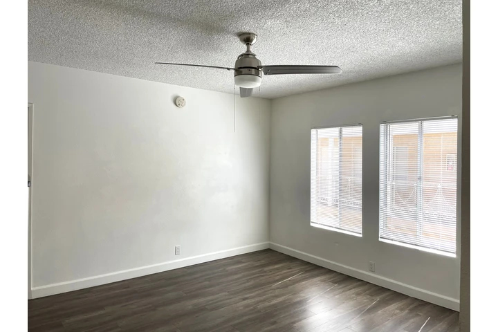 $1395 : Remodeled Studios in Koreatown image 2
