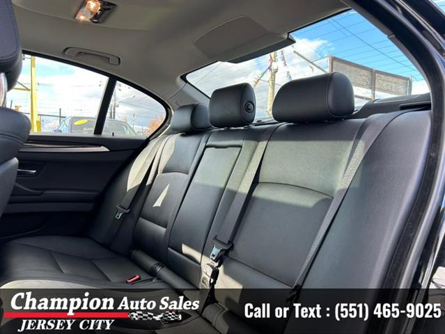 Used 2016 5 Series 4dr Sdn 52 image 9