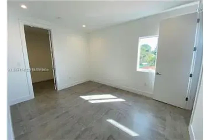 $6000 : Rental property with 3 bedro image 9