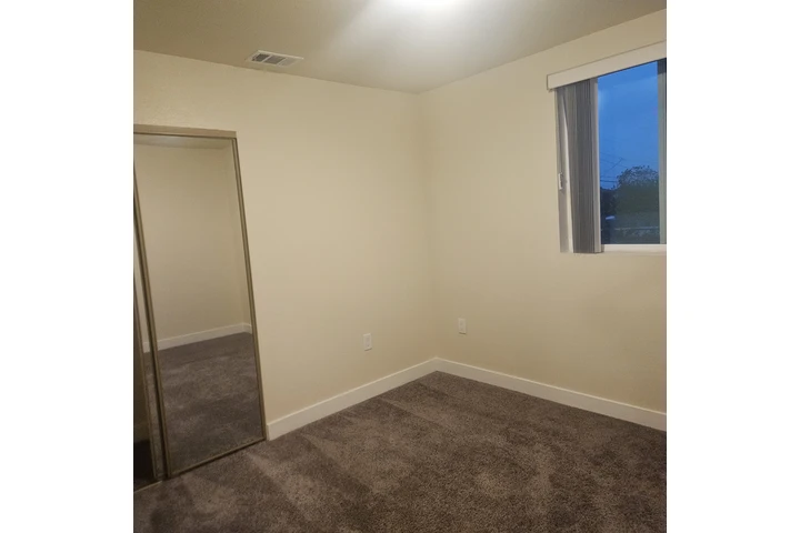 $900 : SE RENTA CUARTO image 3