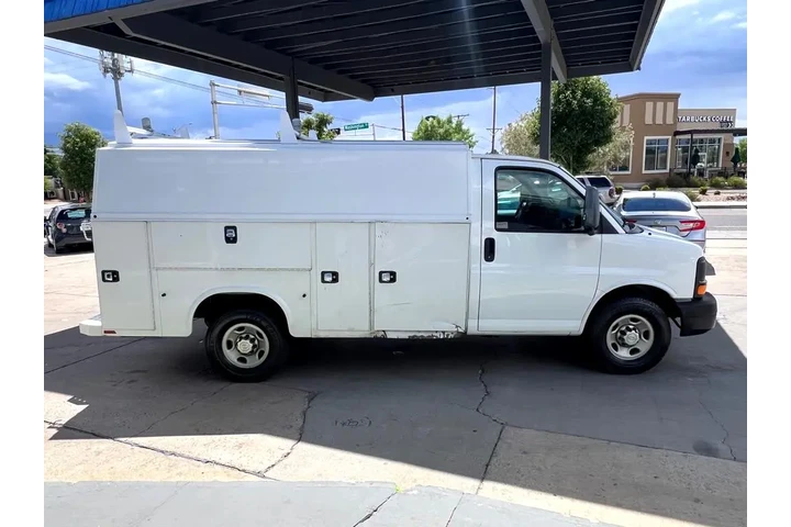 2015 Express G3500 139" image 4