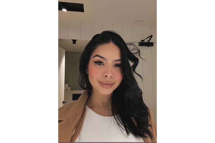 Chica latina image 1