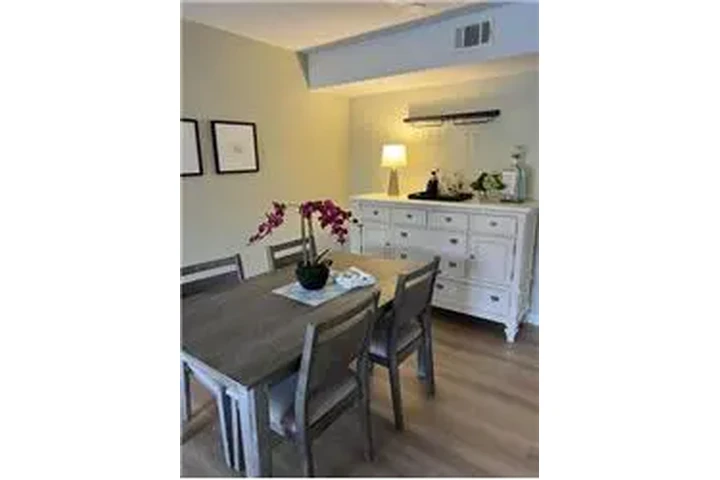 $2000 : Rental property with 2 bedro image 8