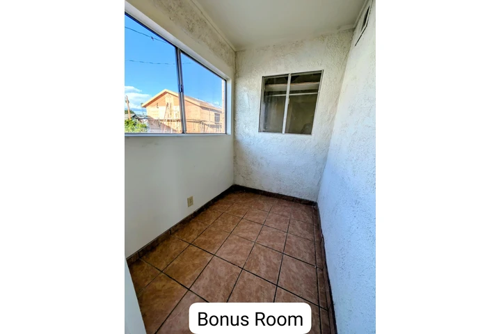 $2850 : 2 Bed + Bonus Room + Laundry image 7