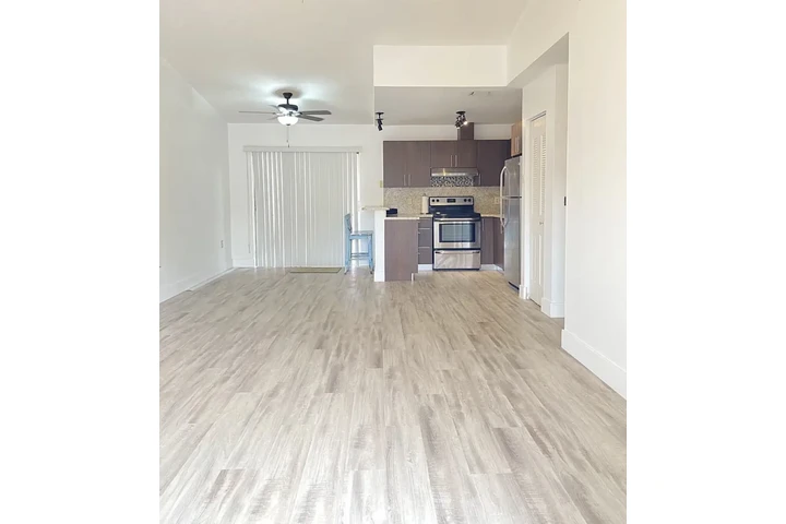 $1050 : charming Freshly painted image 3