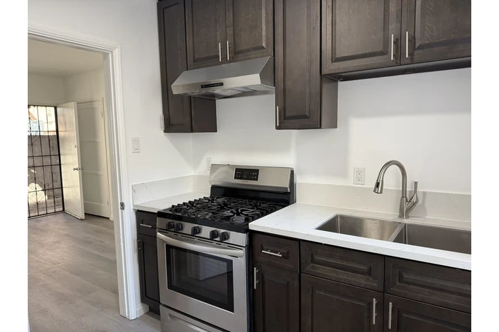 $1690 : Studio/Vermont & Century image 4