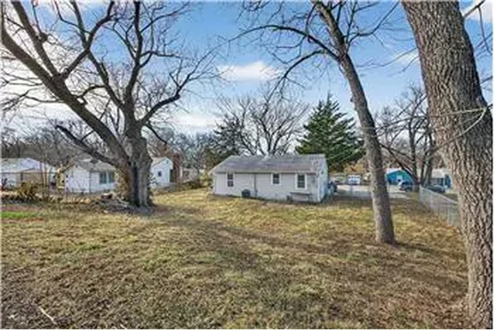 $750 : Rental property with 2 bedro image 10