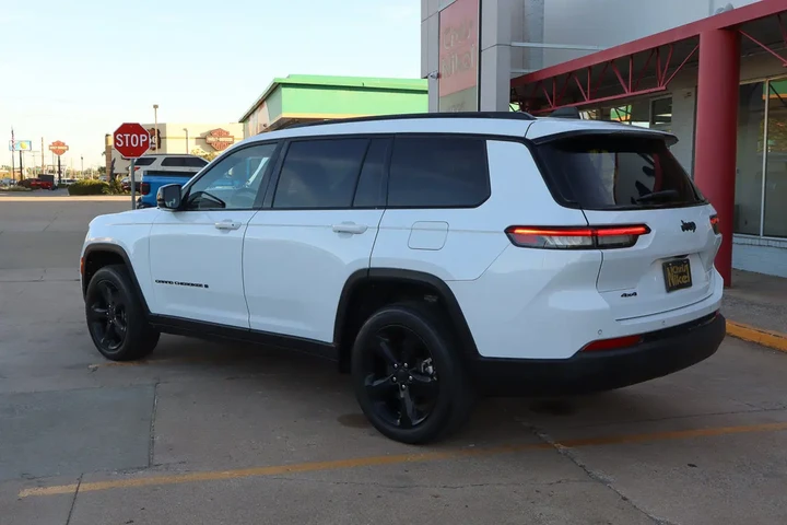 $35988 : 2023 Grand Cherokee L Altitud image 6