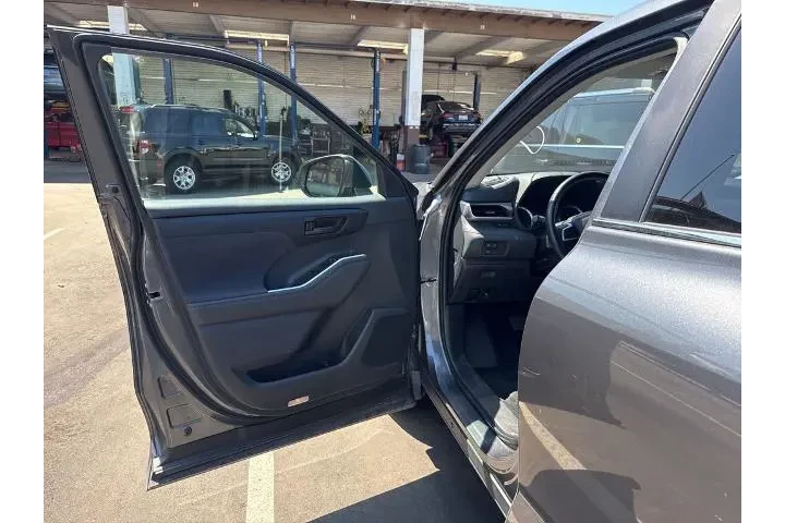 $30450 : Toyota Highlander 2024 LE 4d image 4