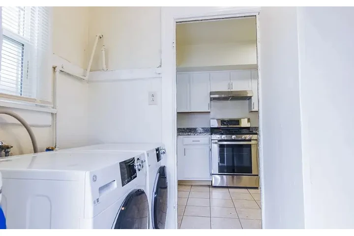 $2399 : Beautiful 3 bedroom home in LA image 3