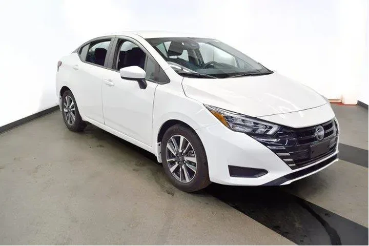 $17994 : Nissan Versa 2025 SV 4dr Sed image 2