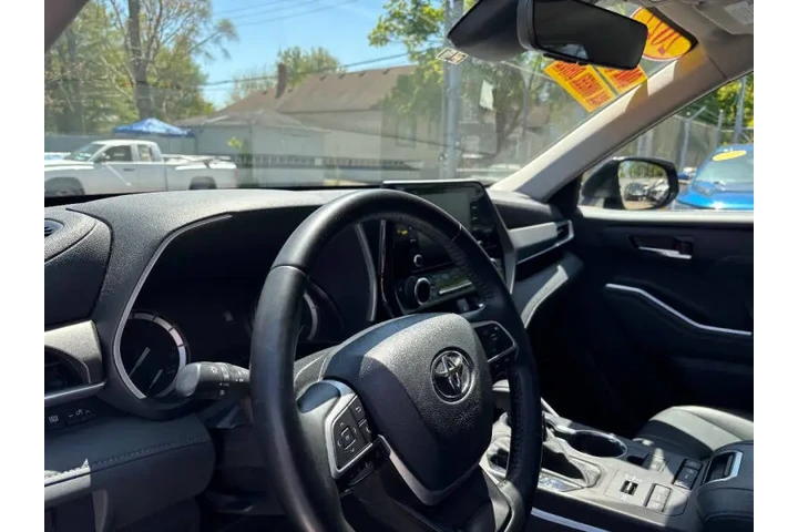 $27995 : 2022 Highlander XLE image 8