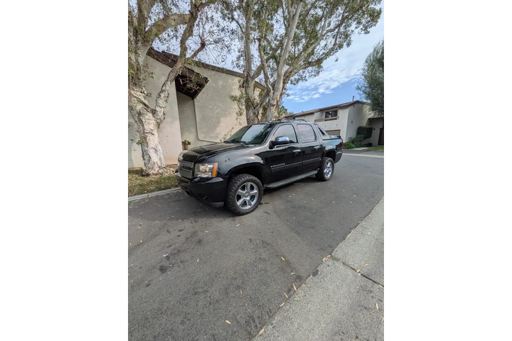 $8000 : Chevy avalanche 2012 image 2