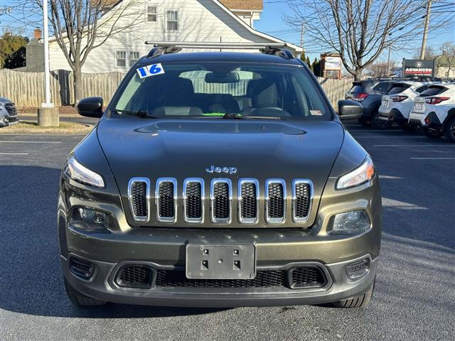 $7990 : PRE-OWNED 2016 JEEP CHEROKEE image 6