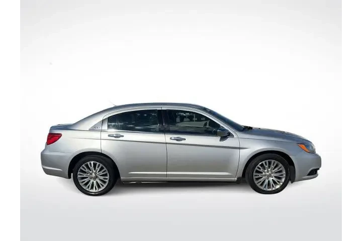 $3900 : Chrysler 200 2011 Limited 4d image 9
