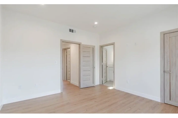 $1980 : Beautiful 2 Bed Apt in LA image 8