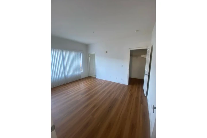 $1975 : 2 Bedroom Apt in Lynwood image 6