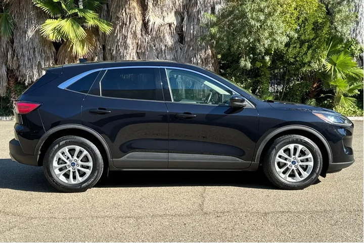 Ford Escape 2020 SE 4dr SUV image 2