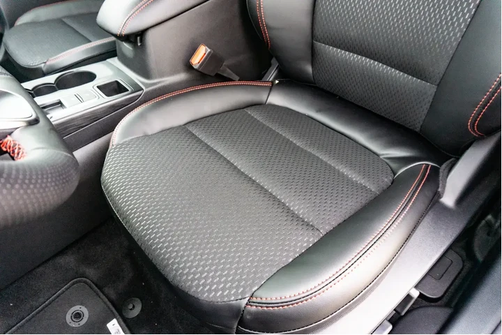 $27977 : Ford Escape 2025 ST-Line 4dr image 9