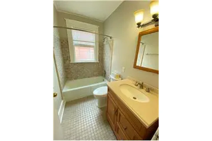 $2000 : Rental property with 2 bedro image 7