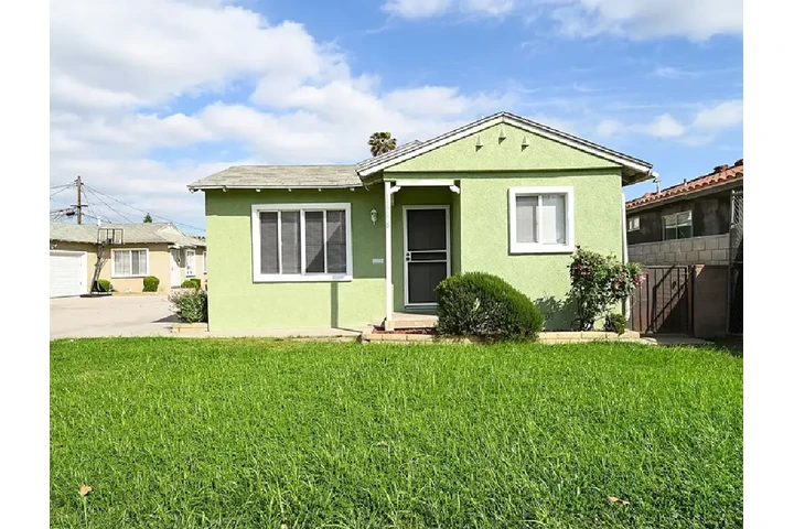 $1050 : renovated charming 2 bedroom image 1
