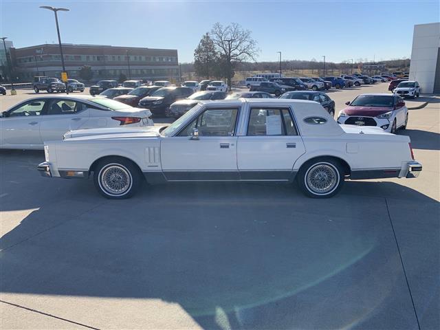 $14927 : 1982 Continentl Sedan image 2