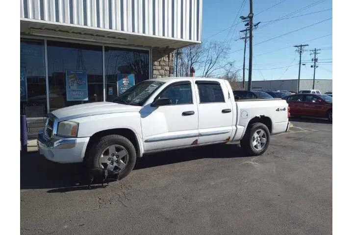 2005 Dakota Laramie image 2