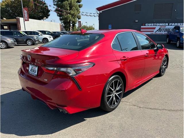 2022 Camry SE image 4