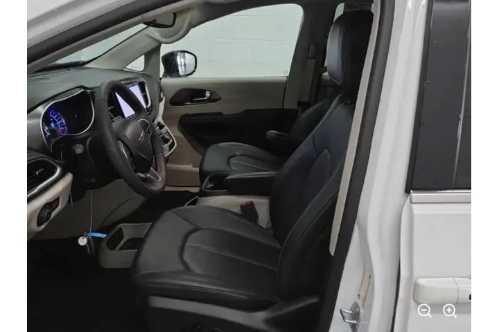 $32750 : 2024 Pacifica Plug-In Hybrid image 6