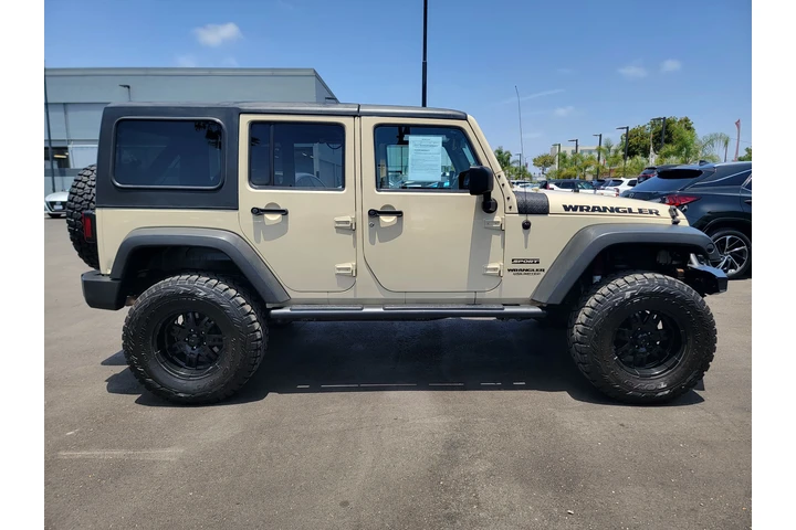 2011 Jeep Wrangler Unlimited image 2