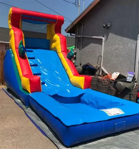 Waterslide carpas baños image 1