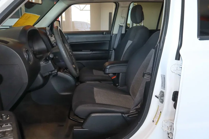 $7479 : 2017 Patriot Sport image 7