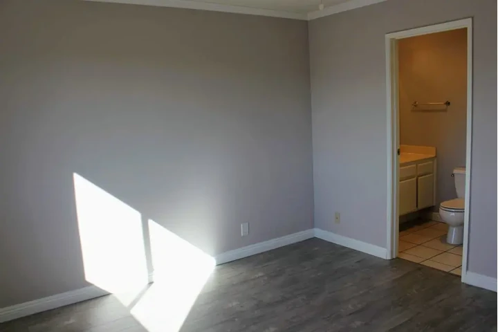 $1050 : Excelente estado Marina, CA image 5