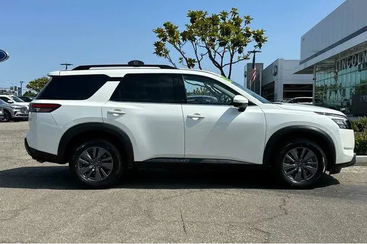 $29998 : Nissan Pathfinder 2023 AWD S image 2