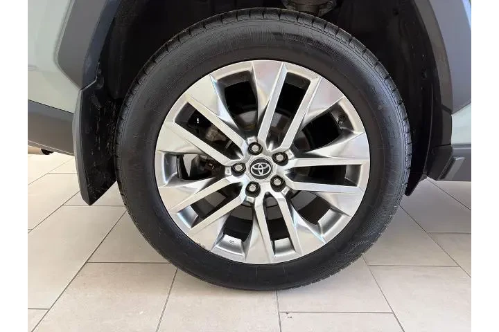 $27507 : Toyota RAV4 2021 AWD XLE Pre image 8