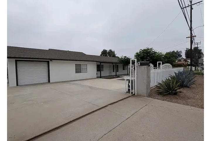 $2100 : 3 💢Beautiful casa🎄2Baths🌲 image 1