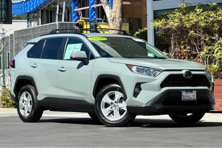$27982 : Toyota RAV4 2020 AWD XLE 4dr image 2