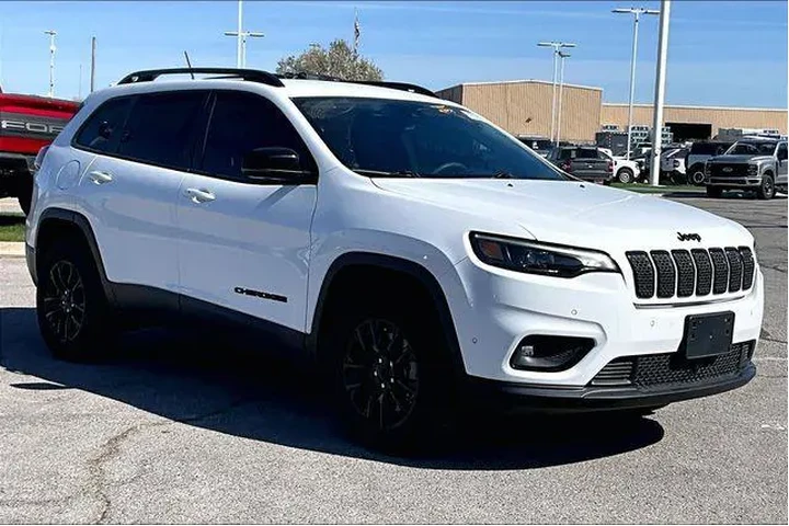 $24516 : Jeep Cherokee 2023 4x4 Altit image 2