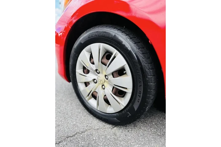 2012 Yaris 5-Door SE image 7