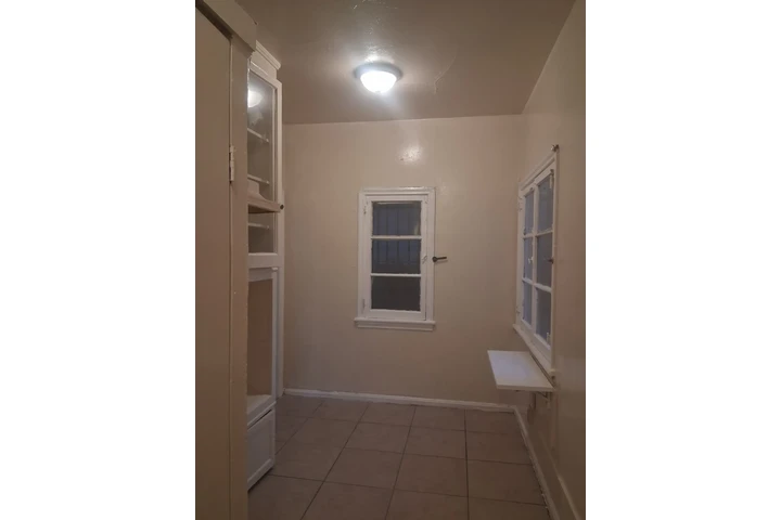 $1650 : 1 bedroom, 1st floor, large un image 3