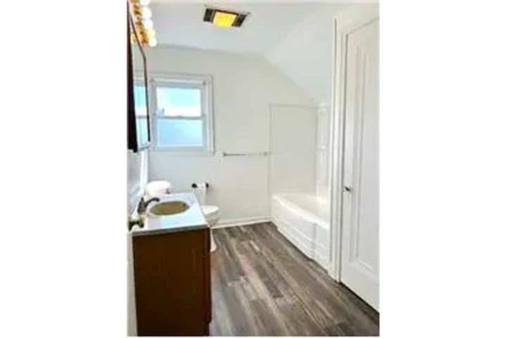 $675 : Rental property with 1 bedro image 6