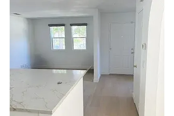 $2600 : Nice 3 Bed for rent image 2