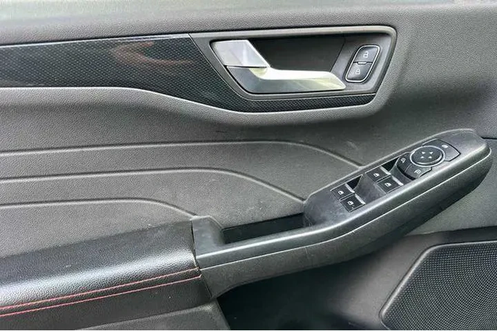 $18495 : Ford Escape 2023 ST-Line 4dr image 9