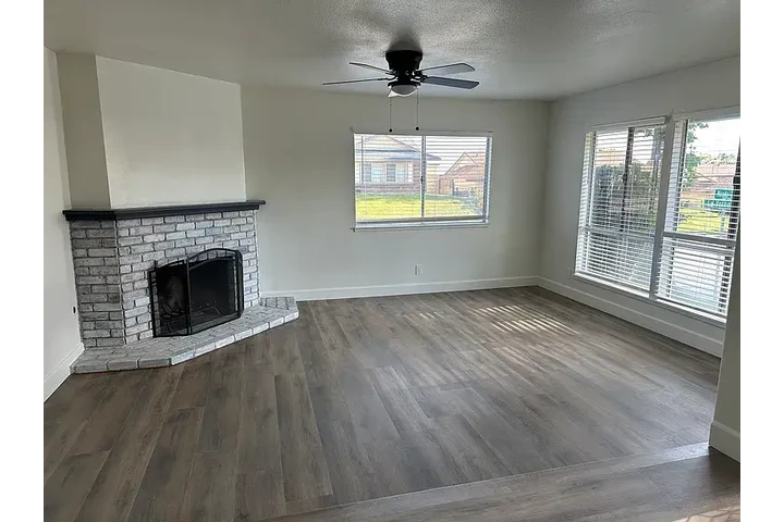 $3000 : CHARMING SINGLE FAM HOME AVIL! image 9