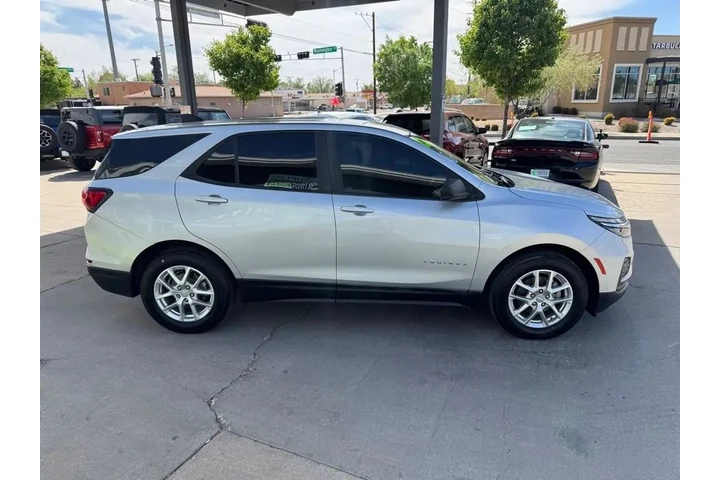 2022 Equinox LS 2WD image 4