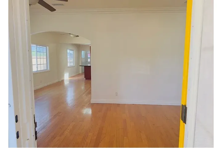 $1950 : 3 Bed / 2 Bath Home Front Hom image 1