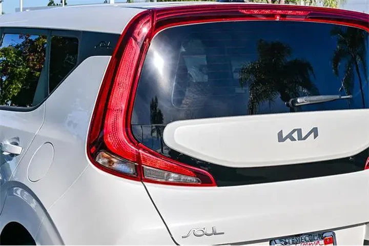 $13500 : Kia Soul 2022 LX 4dr Crossov image 9