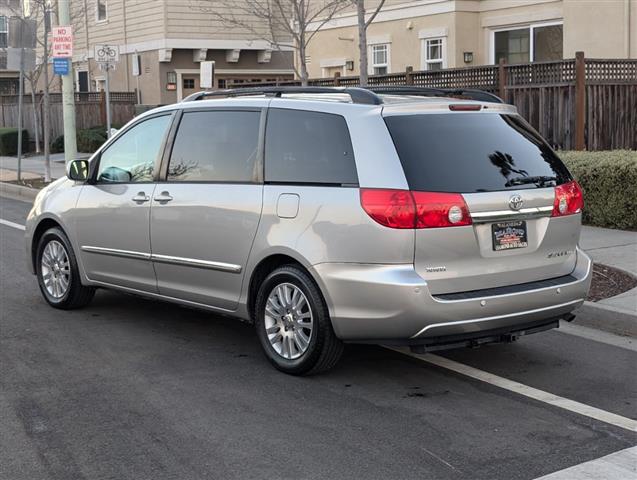 $12988 : 2010 Sienna XLE Ltd image 8