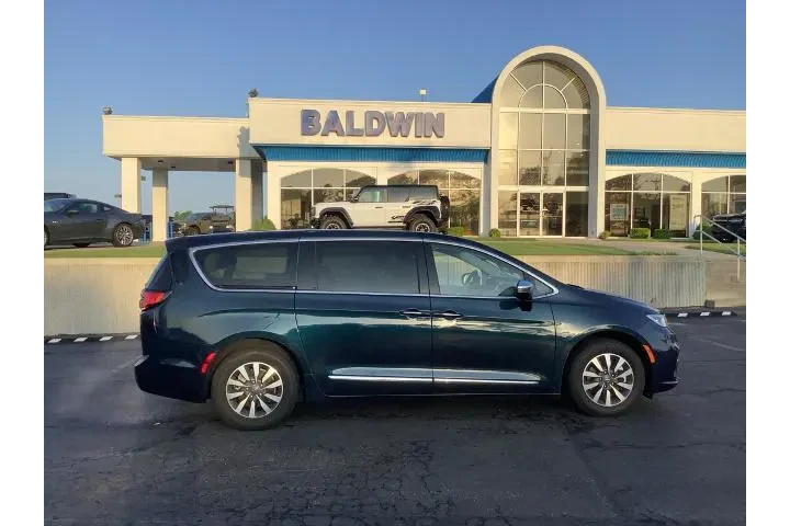 $33950 : Chrysler Pacifica Plug-In Hy image 8