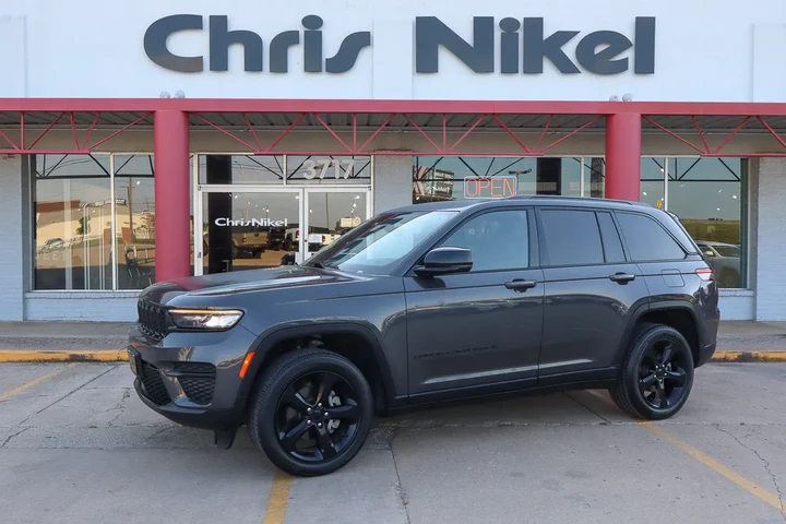 $33287 : 2023 Grand Cherokee Altitude image 1